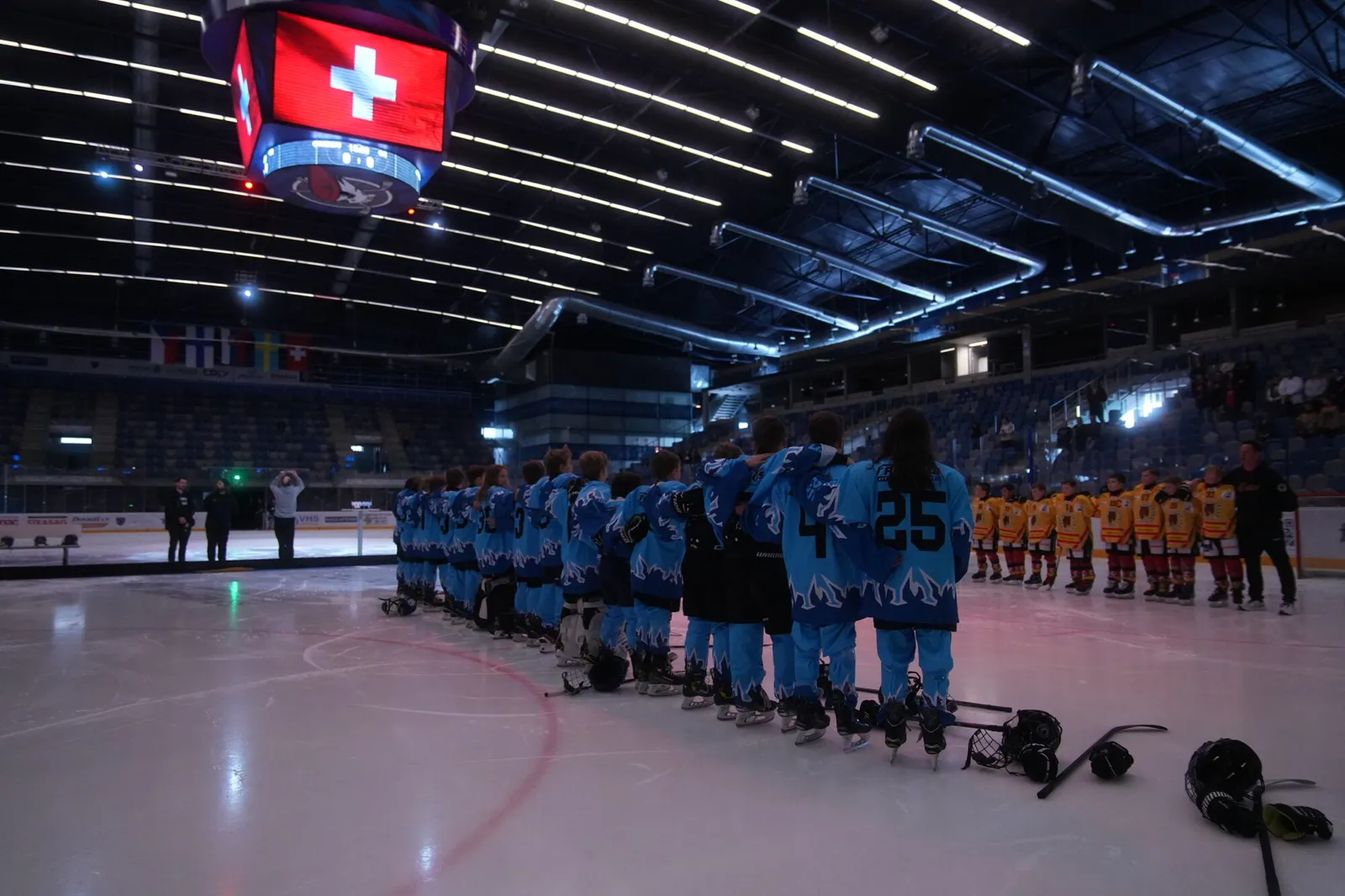 Hymne vor dem Spiel, Halle mit Videowürfel und Fahnen