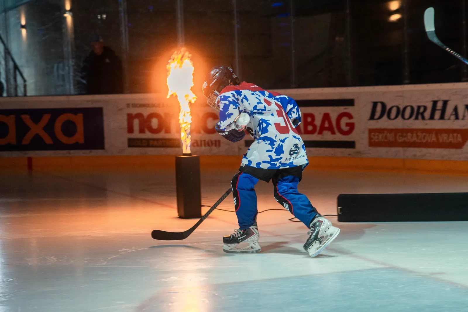 Kleiner Spieler neben der Flamme